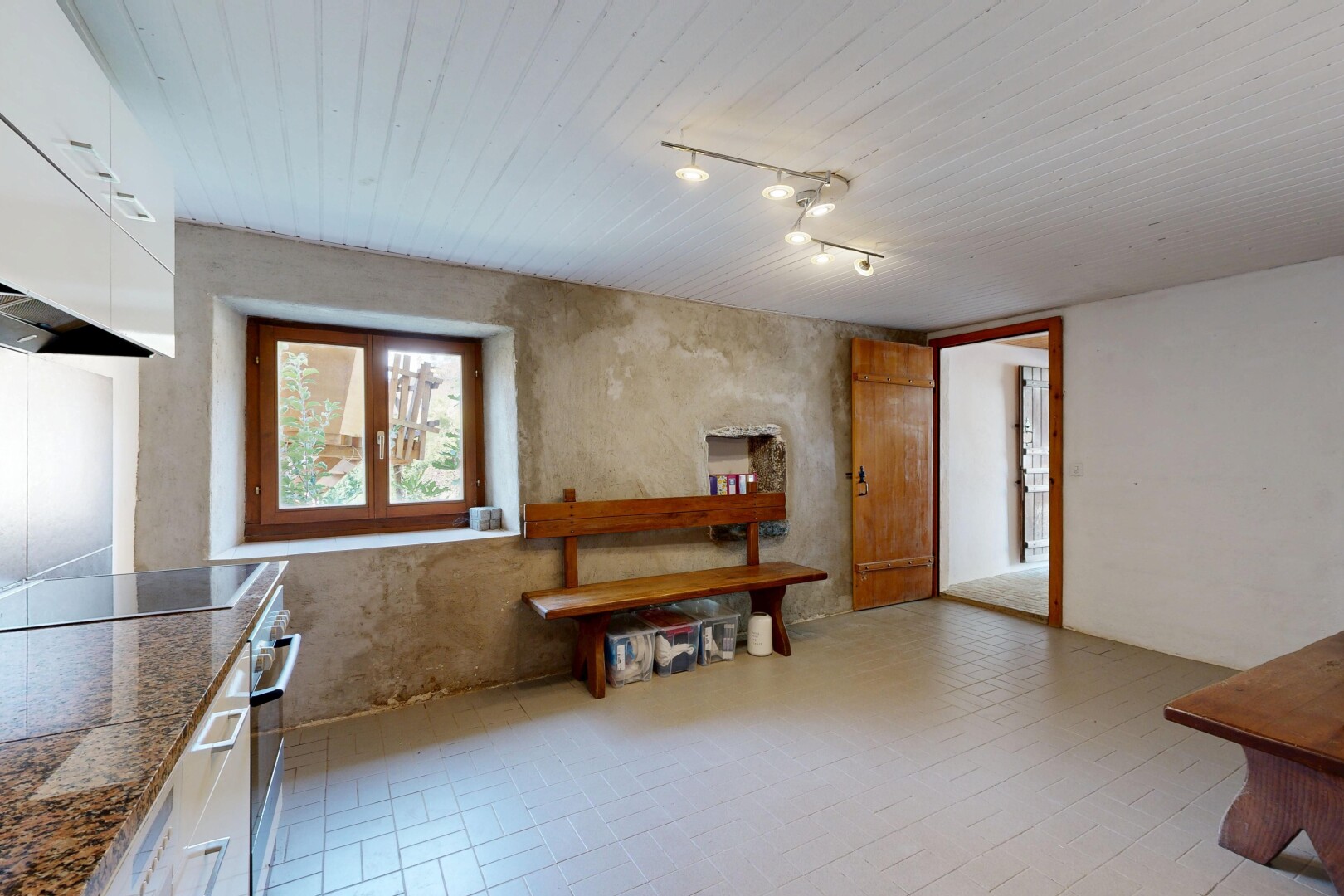 küche mit deckenbeleuchtung, weiße schränke, white cabinets, light floor, und inside property