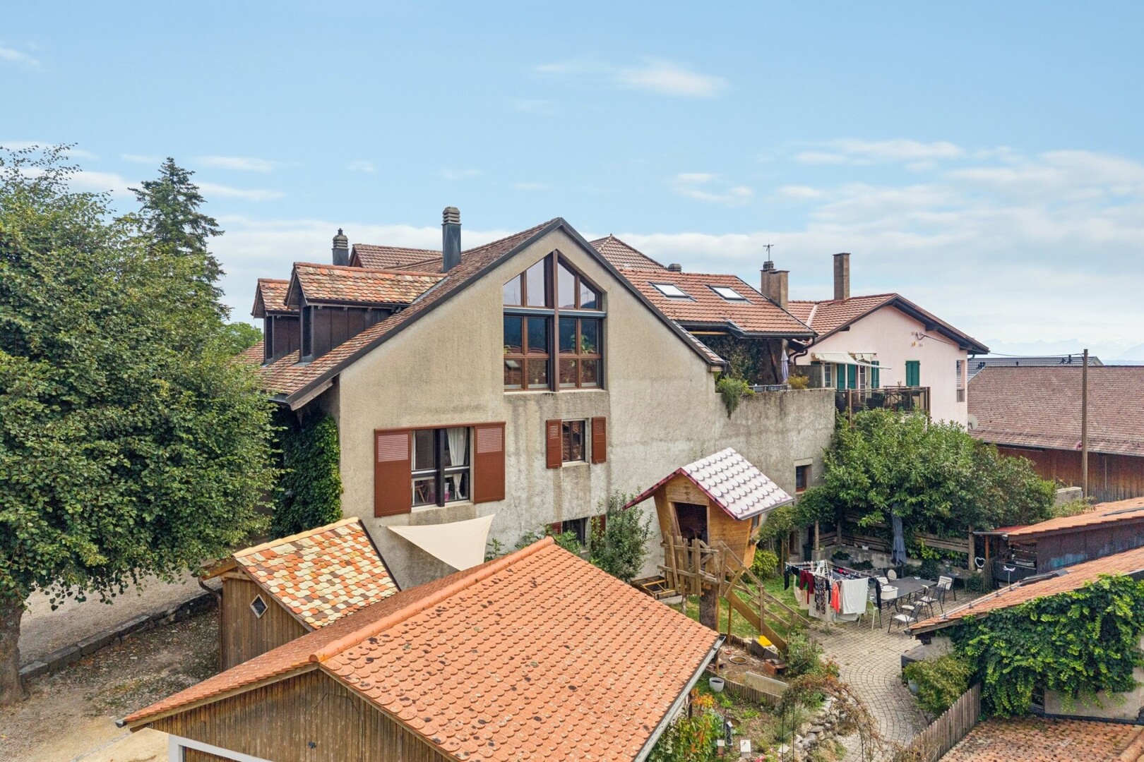 außenansicht mit ziegeldach, drone view, und day time
