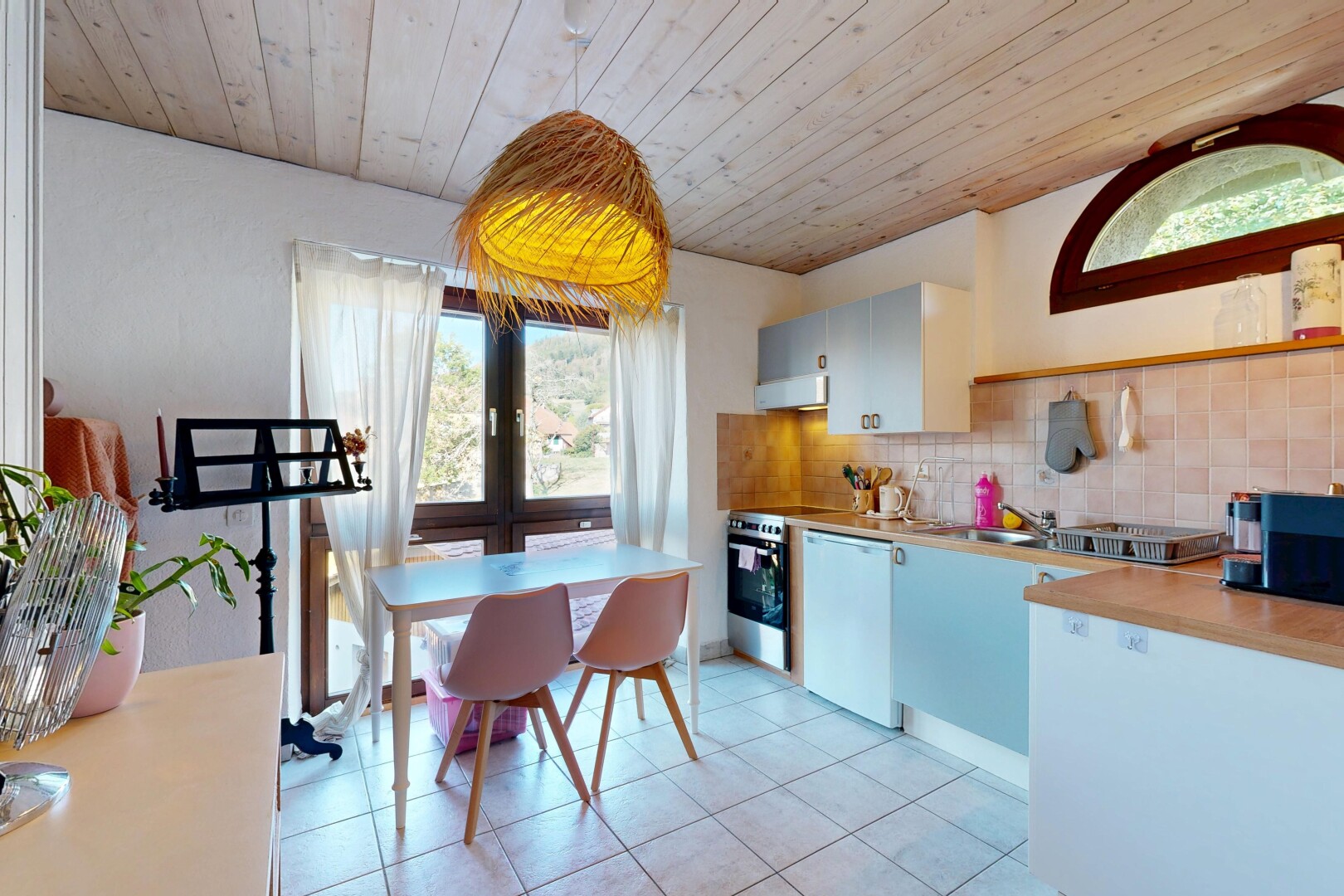 küche mit wood ceiling, holzdecke, light countertops, küchenrückwand beim Herd, und küchenrückwand beim herd