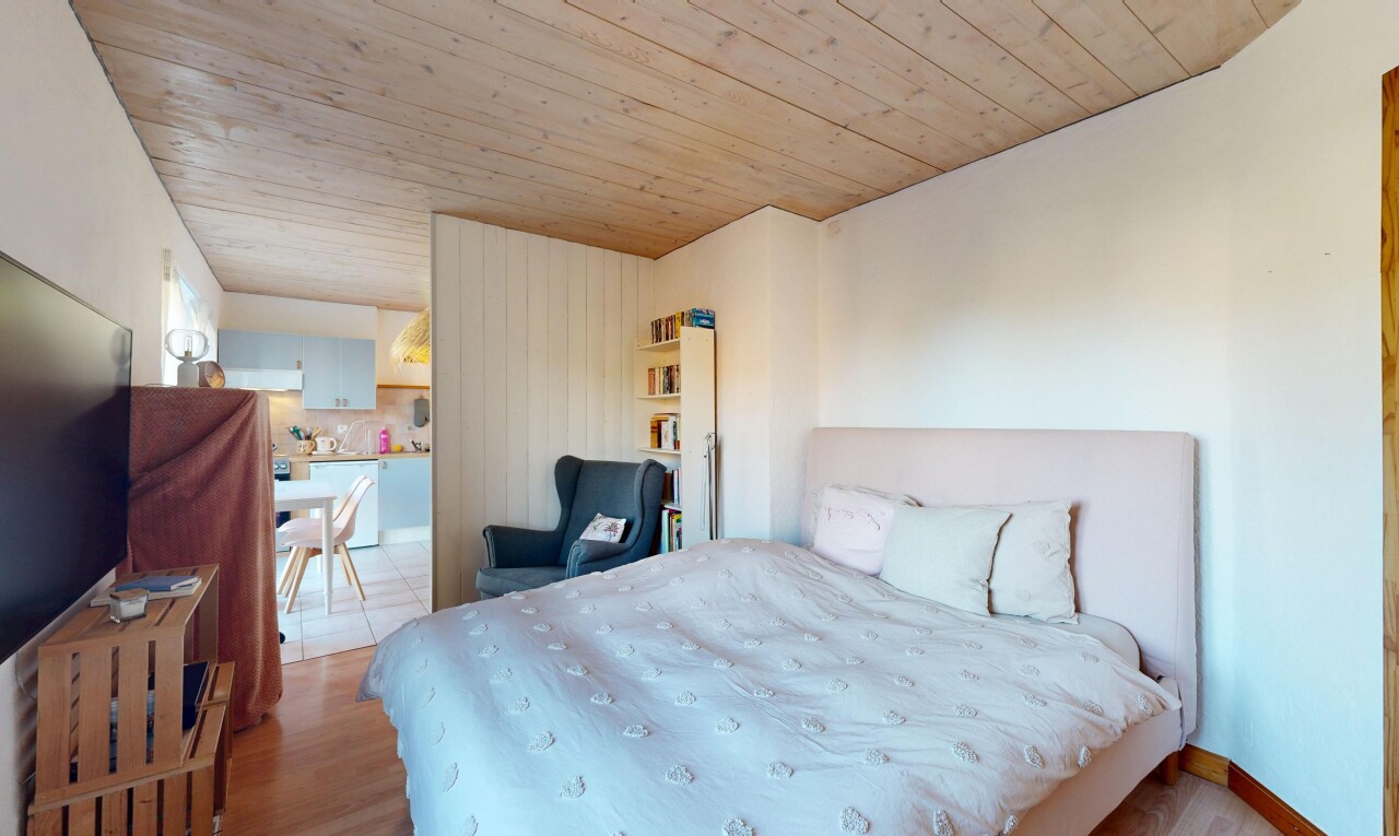 zimmer / schlafzimmer mit wood ceiling, holzdecke, drywall, gipskartonwand, und high end ceiling
