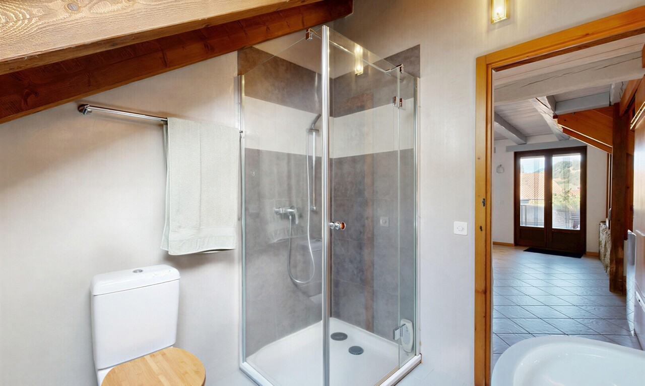 bad mit dusche, komplettes badezimmer, toilette, drywall, und gipskartonwand
