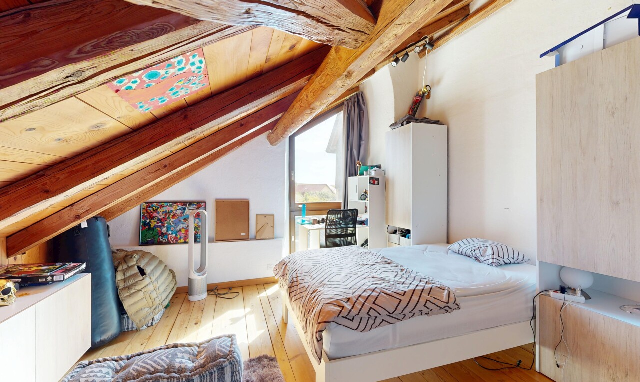 zimmer / schlafzimmer mit drywall, gipskartonwand, beamed ceiling, balkendecke, und wood finish floor