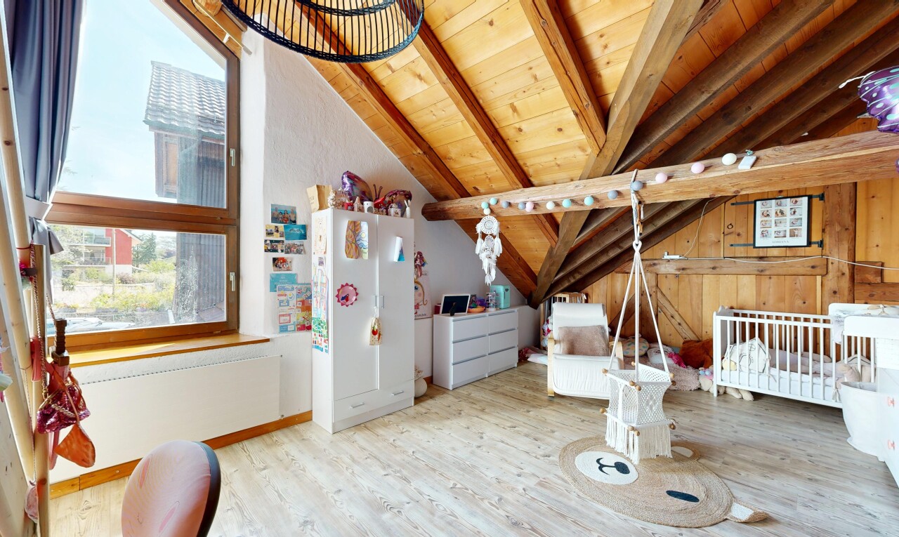 zimmer / schlafzimmer mit vaulted ceiling, dachschräge, beamed ceiling, balkendecke, und wood finish floor