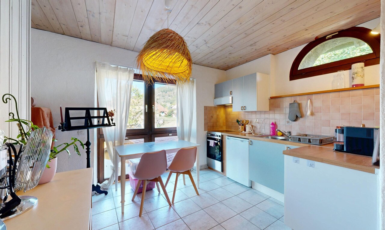 küche mit wood ceiling, holzdecke, light countertops, küchenrückwand beim Herd, und küchenrückwand beim herd