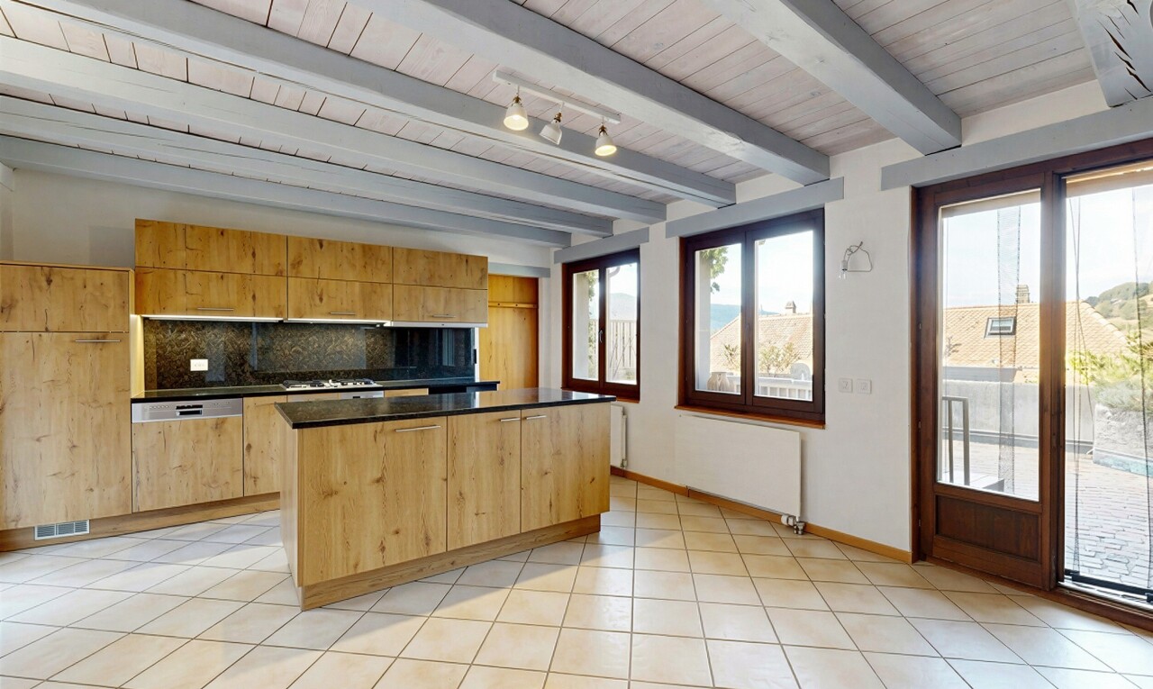 küche mit deckenbeleuchtung, dark countertops, arbeitsplatten, light floor, und kitchen island