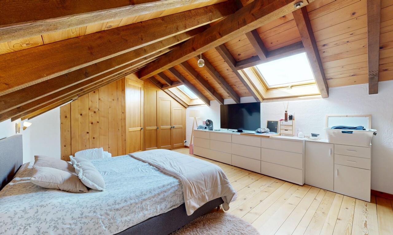 zimmer / schlafzimmer mit dachfenster, vaulted ceiling, dachschräge, fernseher, und beamed ceiling
