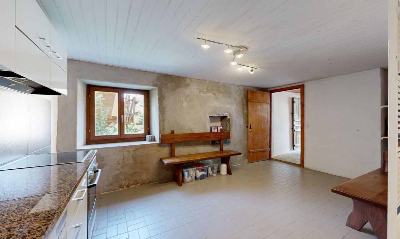 küche mit deckenbeleuchtung, weiße schränke, white cabinets, light floor, und inside property