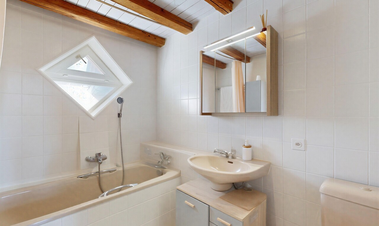 bad mit komplettes badezimmer, spiegel, waschbecken, bad, und tile wall