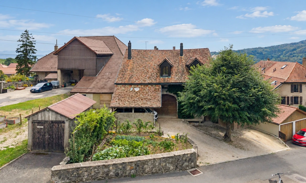 außenansicht mit drone view, power lines view, day time, property visible, und dachgaube