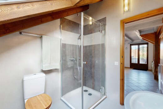 salle de bains avec douche, salle de bain complète, toilette, drywall, et cloison sèche