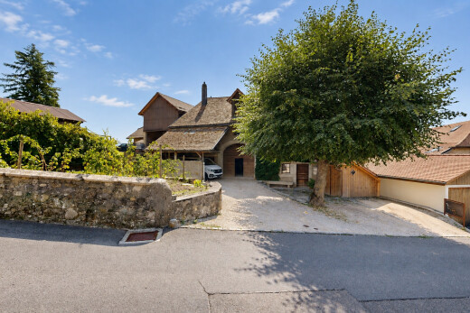 außenansicht mit property visible und day time