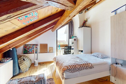 zimmer / schlafzimmer mit drywall, gipskartonwand, beamed ceiling, balkendecke, und wood finish floor