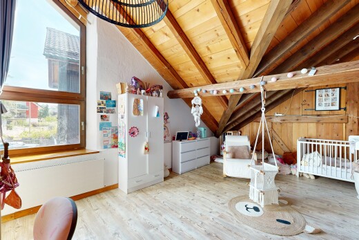 chambre avec vaulted ceiling, plafond voûté, beamed ceiling, plafond à poutres, et wood finish floor