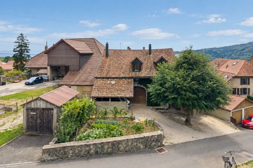 außenansicht mit drone view, power lines view, day time, property visible, und dachgaube