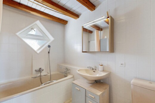 salle de bains avec salle de bain complète, miroir, évier, bain, et tile wall