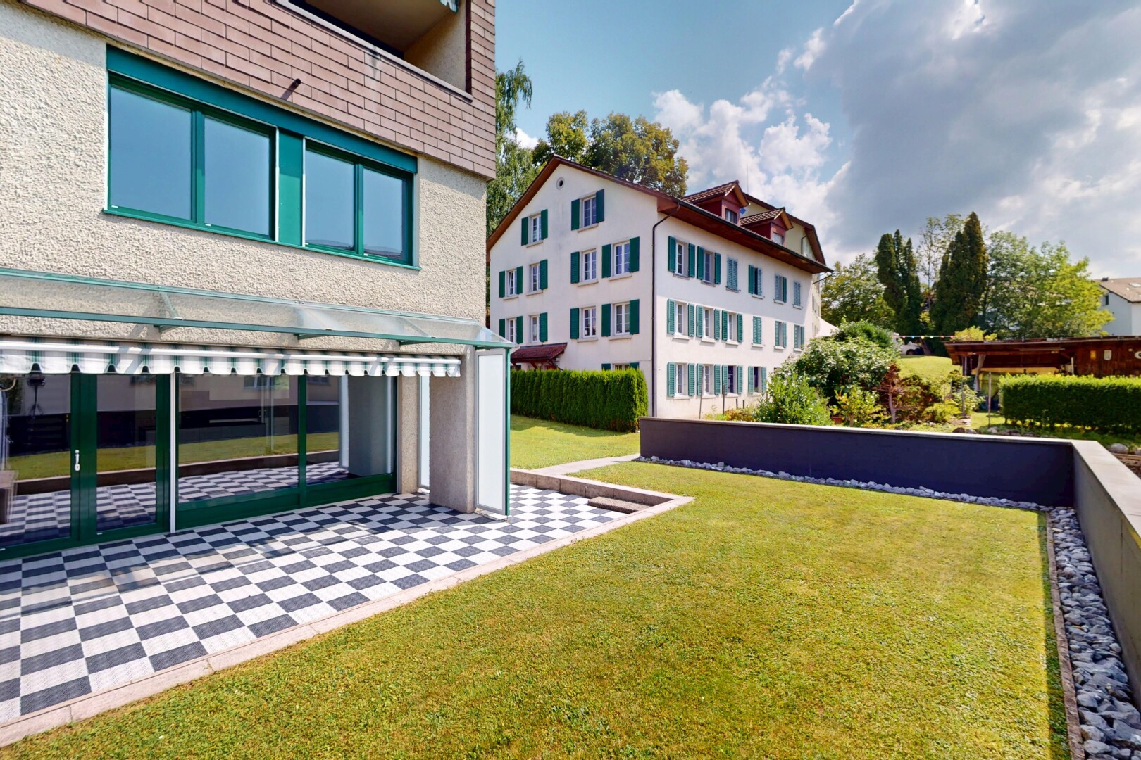 façade avec pelouse, day time, terrasse, et from property