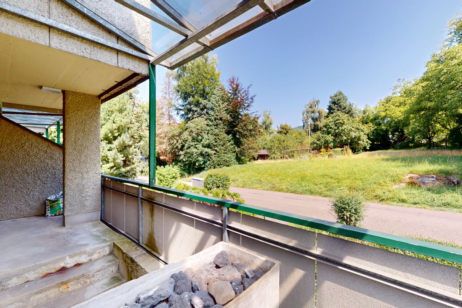 terrasse avec from property, day time, et pelouse