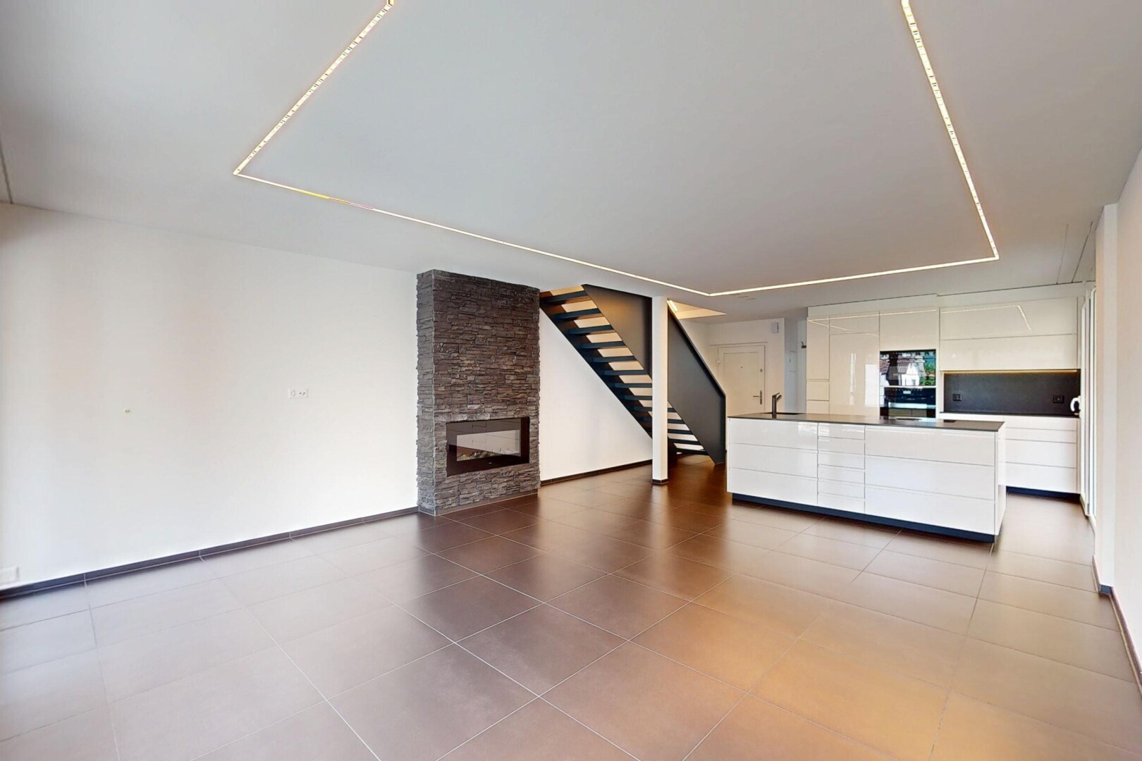 pièce vide avec cloison sèche, drywall, cheminée, inside property, et escaliers