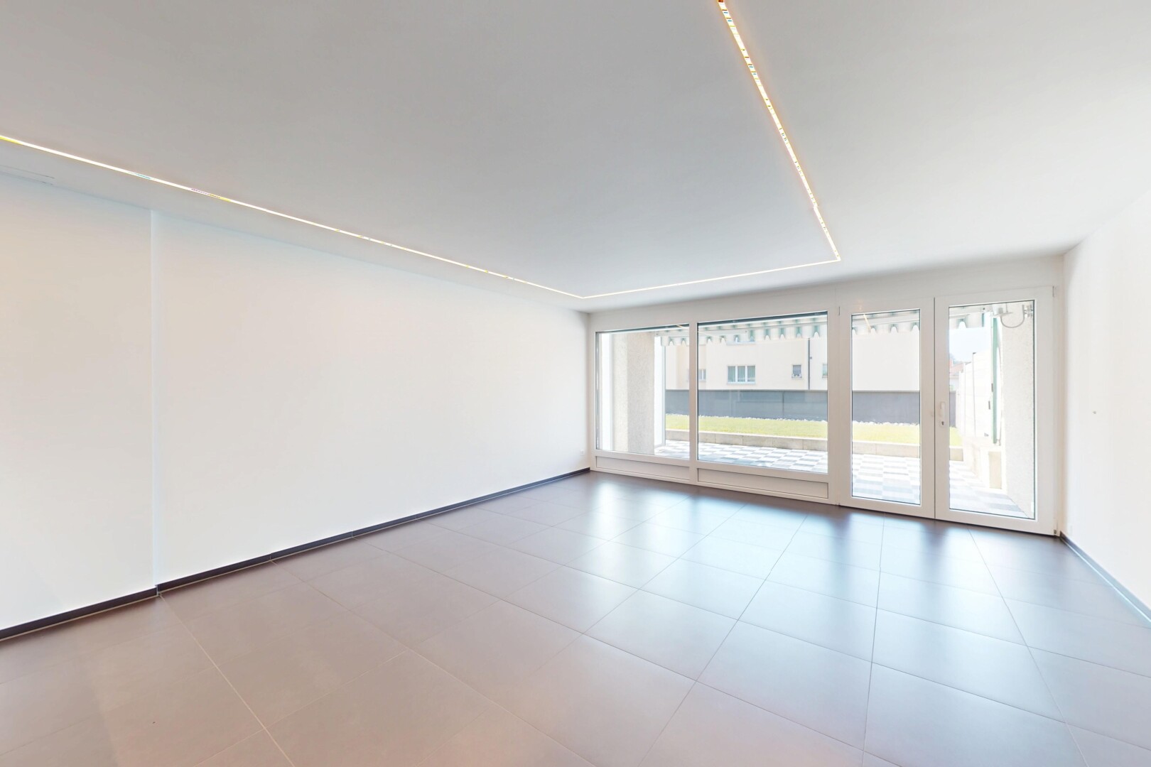 pièce vide avec lumière naturelle, natural light, cloison sèche, drywall, et inside property