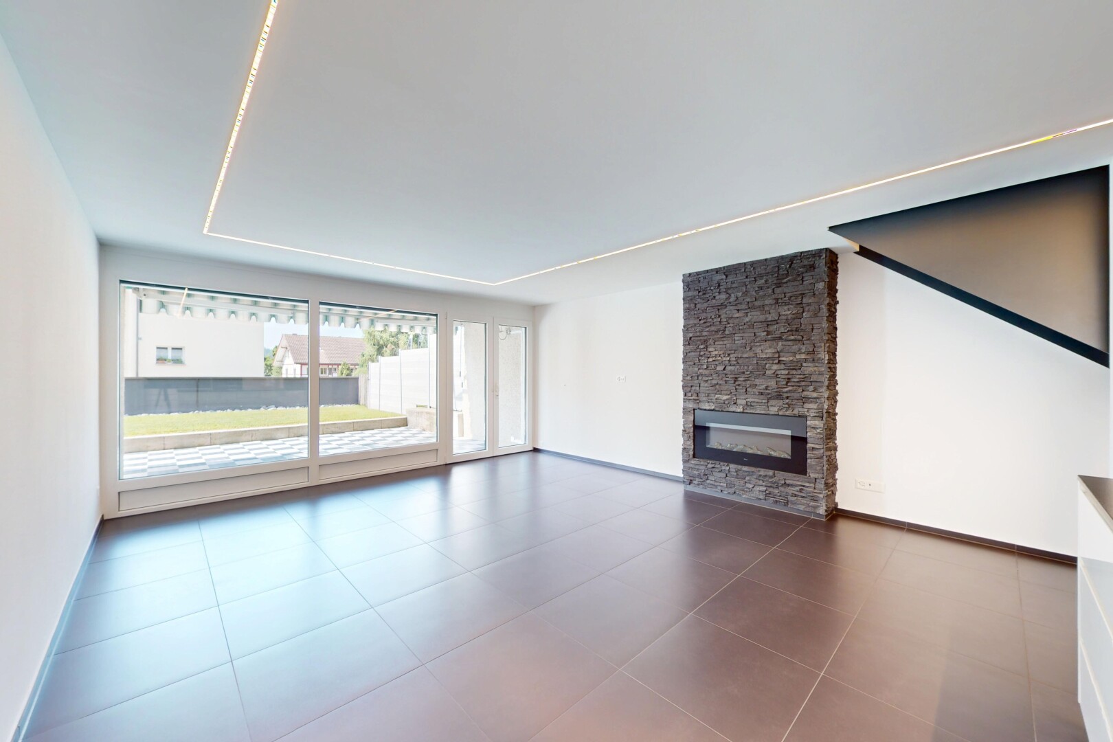 pièce vide avec lumière naturelle, natural light, cloison sèche, drywall, et cheminée