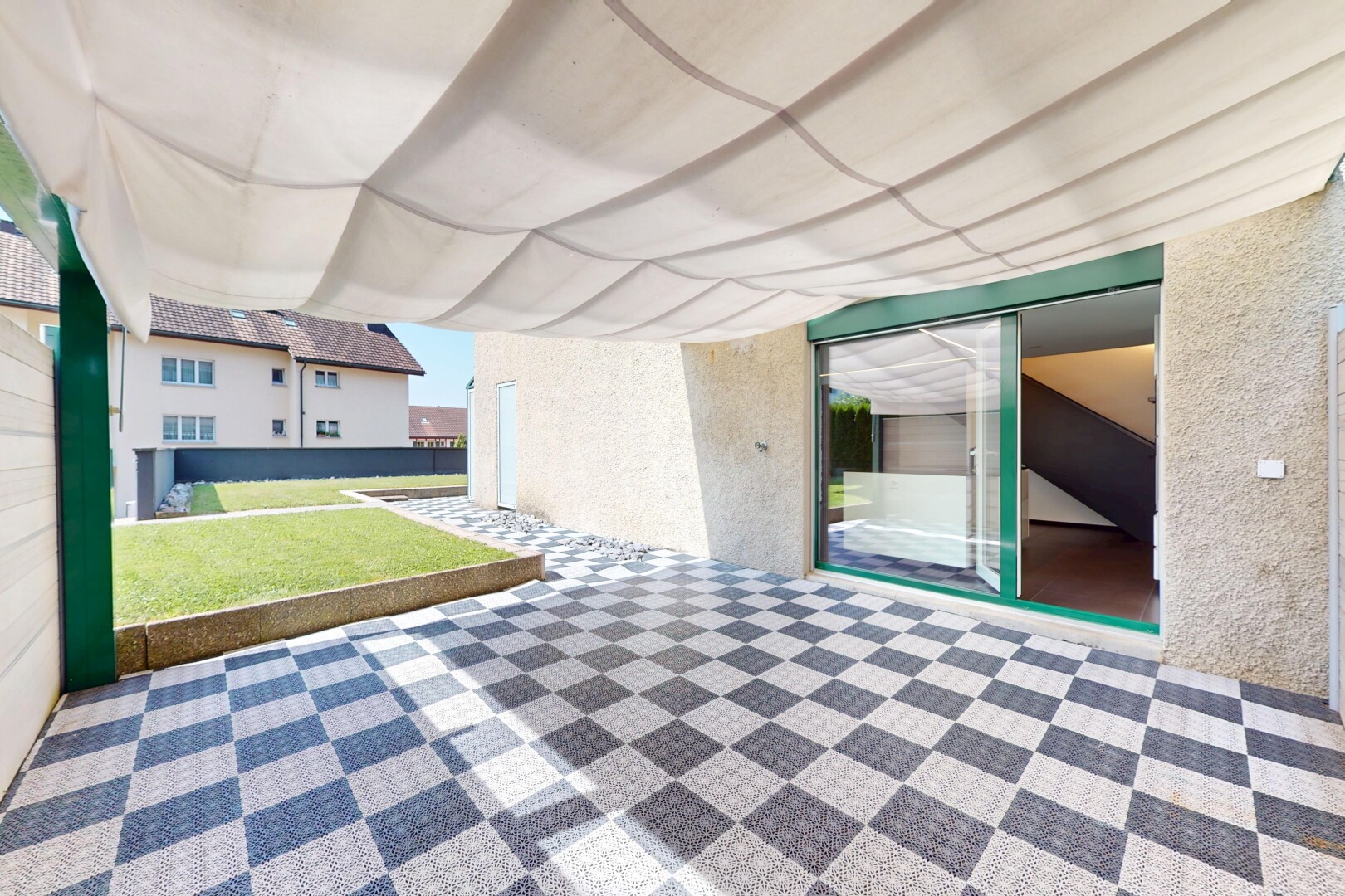 terrasse avec pelouse et from property