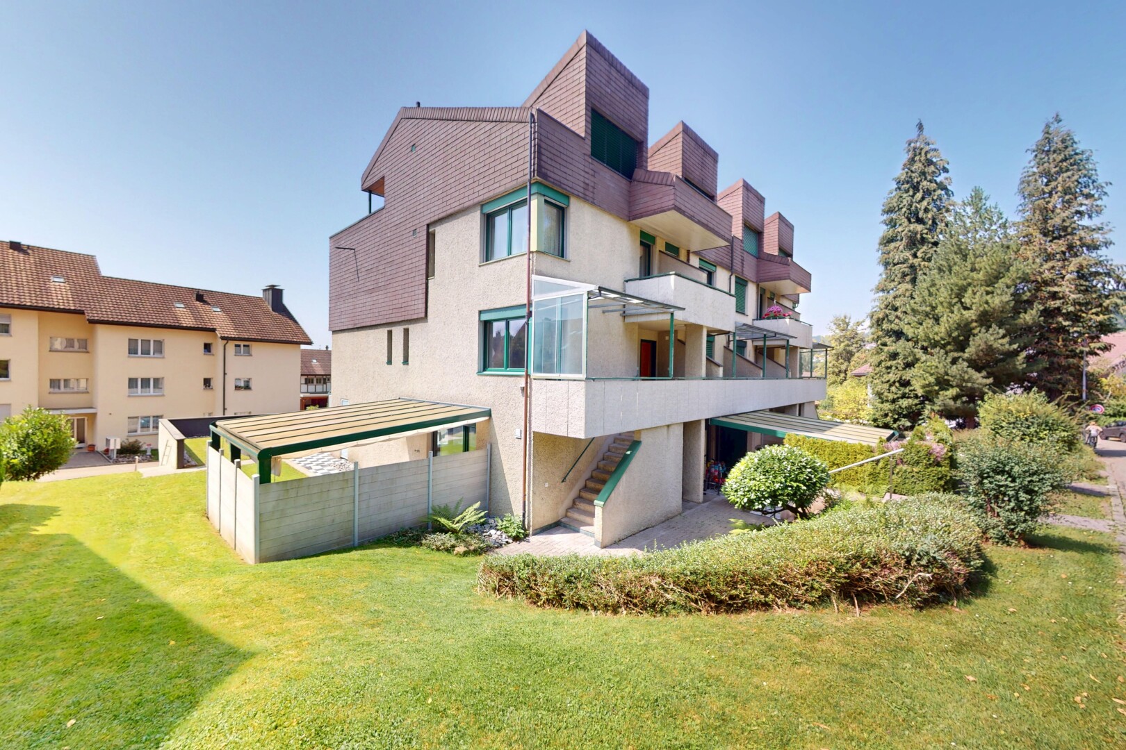 façade avec bardage en stuc, vue résidentielle, residential view, pelouse, et day time