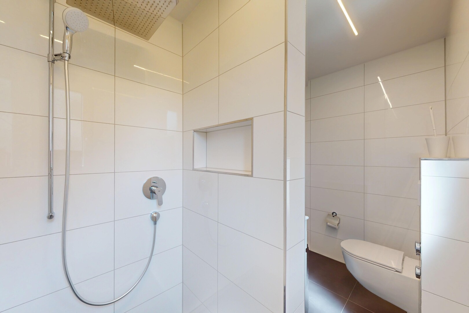 salle de bains avec salle de bain complète, douche, inside property, tile wall, et mur en carrelage