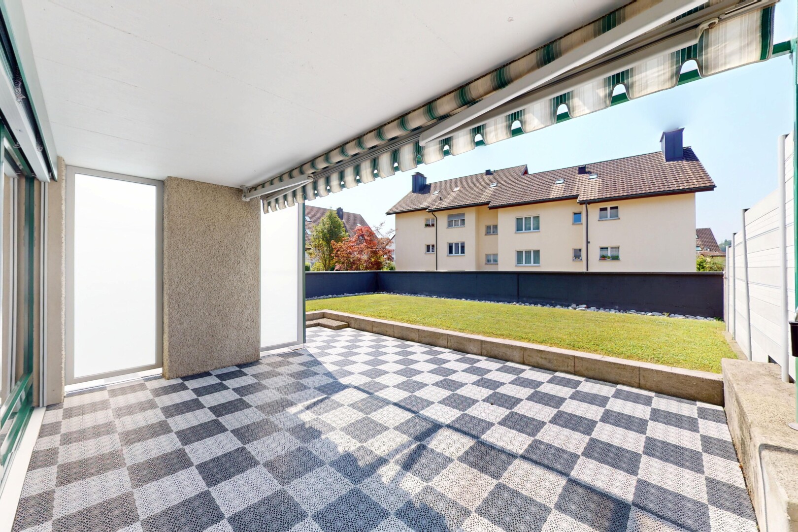 terrasse avec pelouse, from property, et clôture