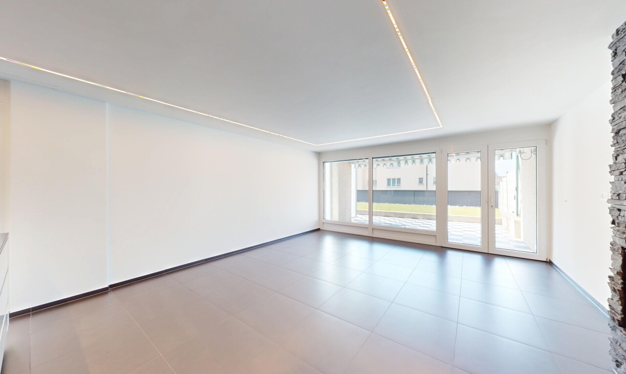 pièce vide avec lumière naturelle, natural light, cloison sèche, drywall, et inside property