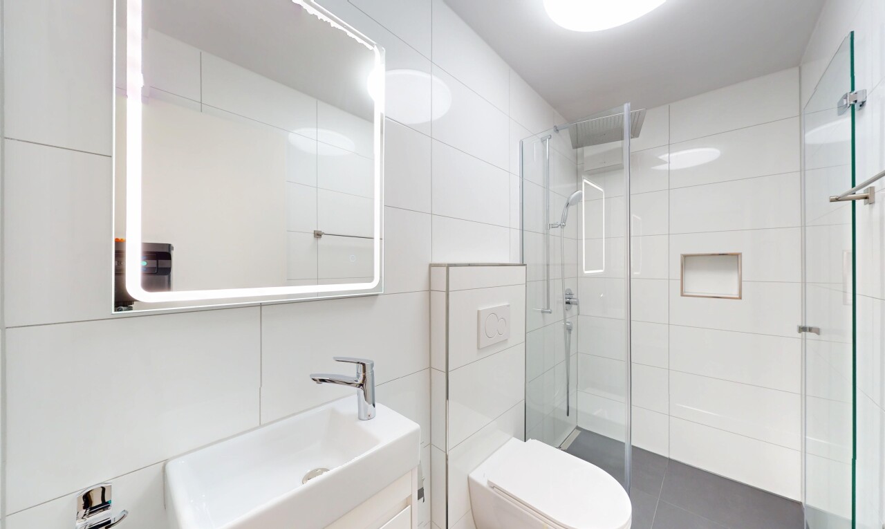 salle de bains avec miroir, salle de bain complète, douche, tile shower, et inside property