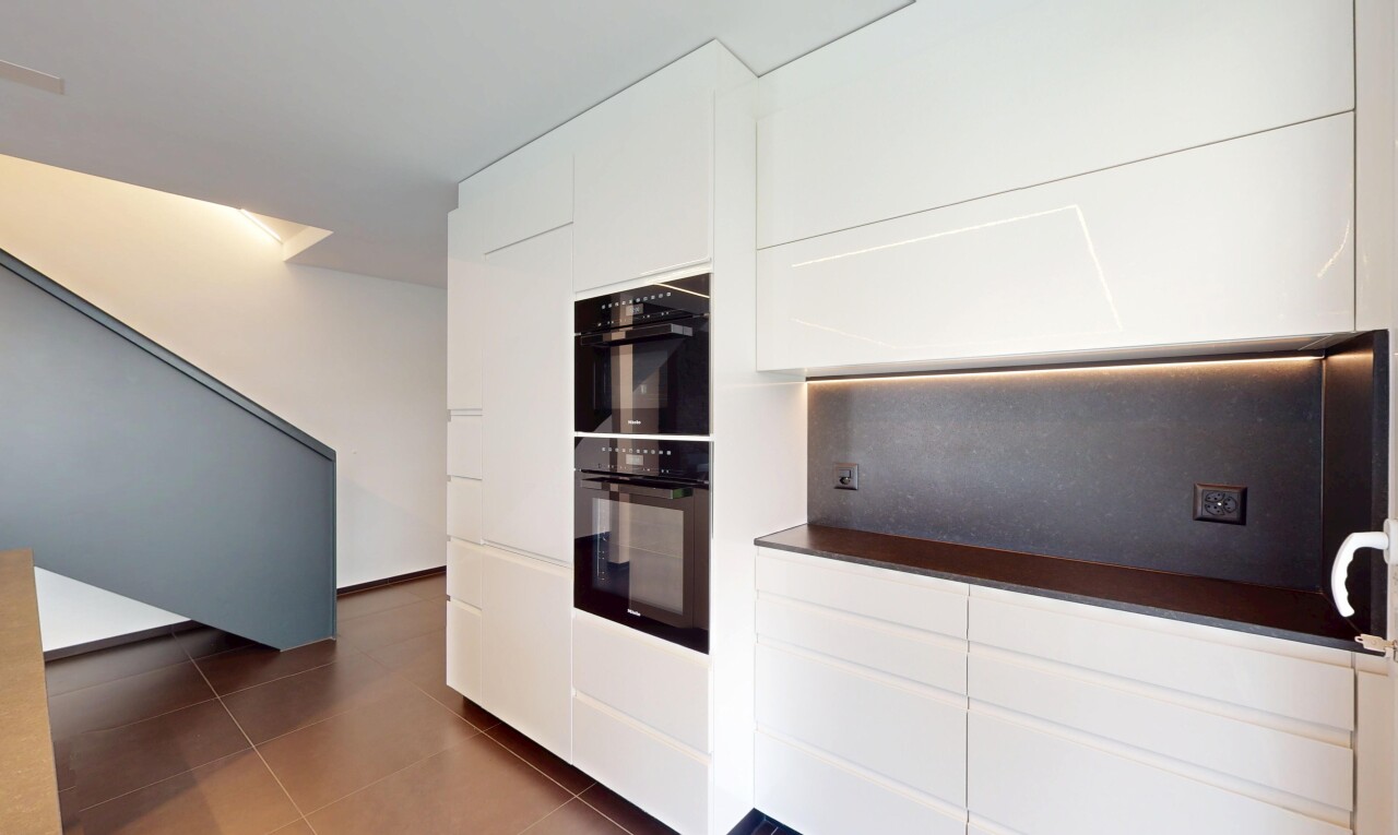 cuisine avec armoires blanches, plans de travail, four double, tile floor, et sol en carrelage