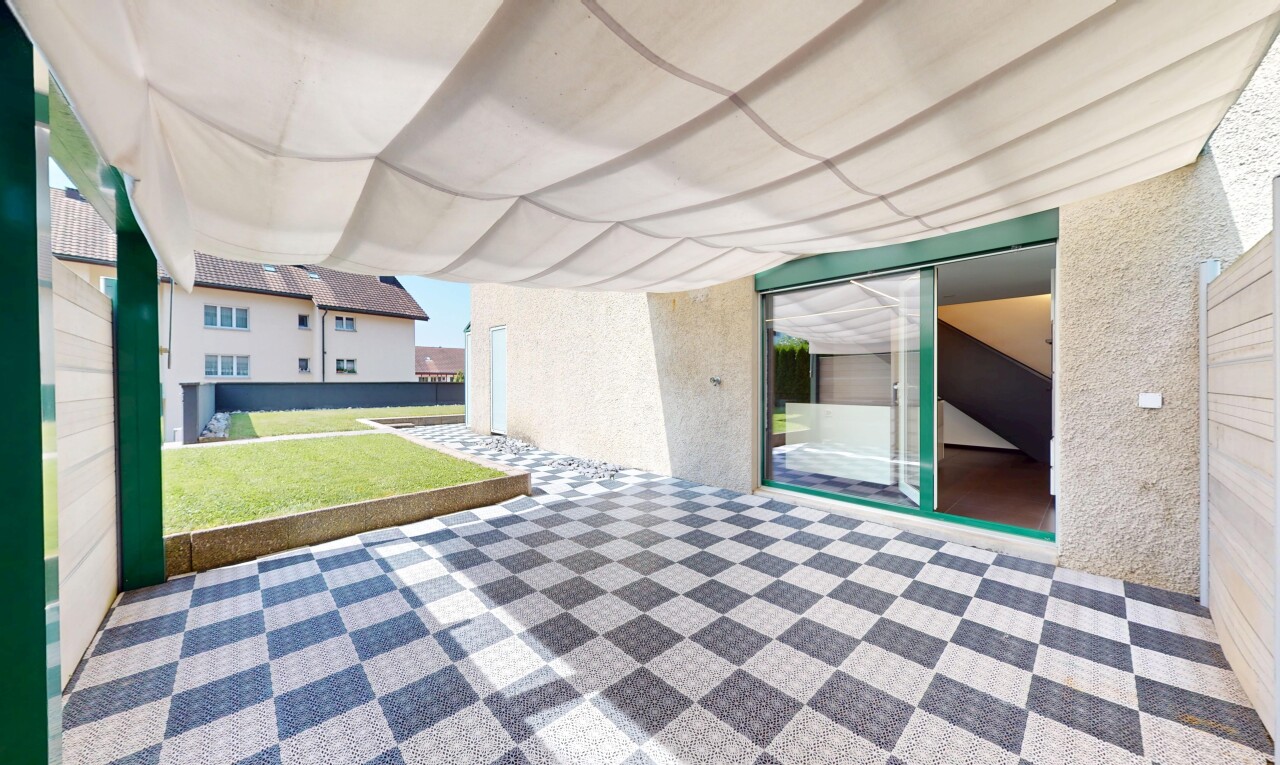 terrasse avec pelouse et from property