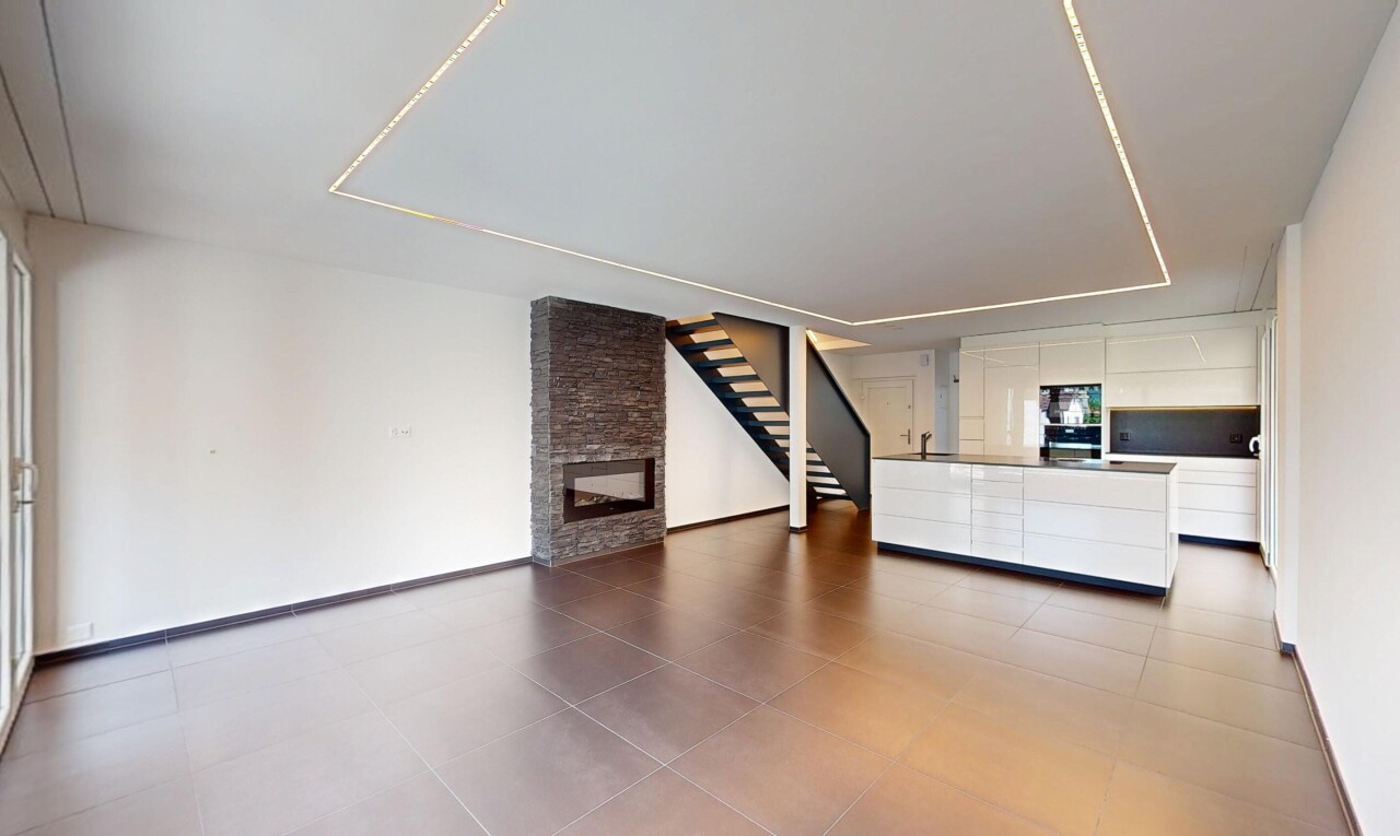 pièce vide avec cloison sèche, drywall, cheminée, inside property, et escaliers
