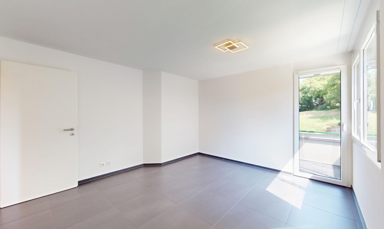 pièce vide avec natural light, lumière naturelle, drywall, cloison sèche, et inside property