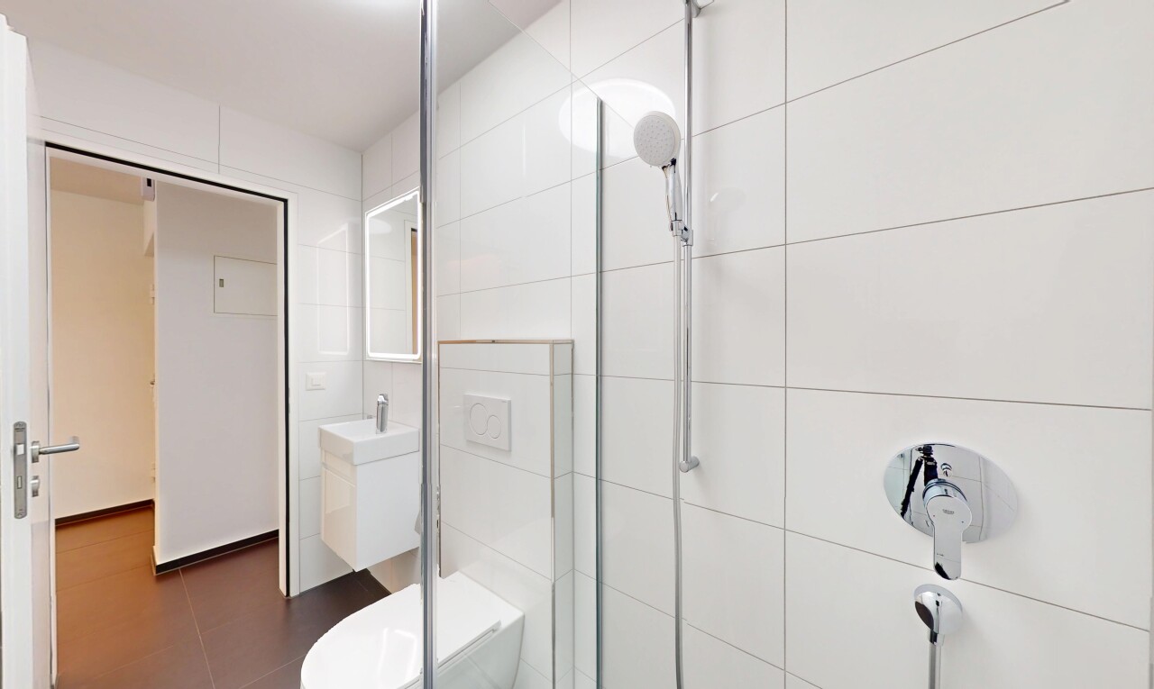 salle de bains avec douche, salle de bain complète, inside property, tile floor, et sol en carrelage
