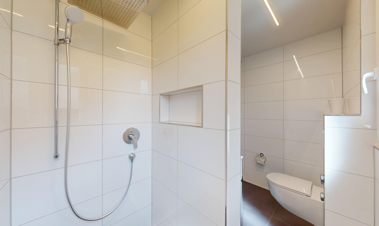 salle de bains avec salle de bain complète, douche, inside property, tile wall, et mur en carrelage