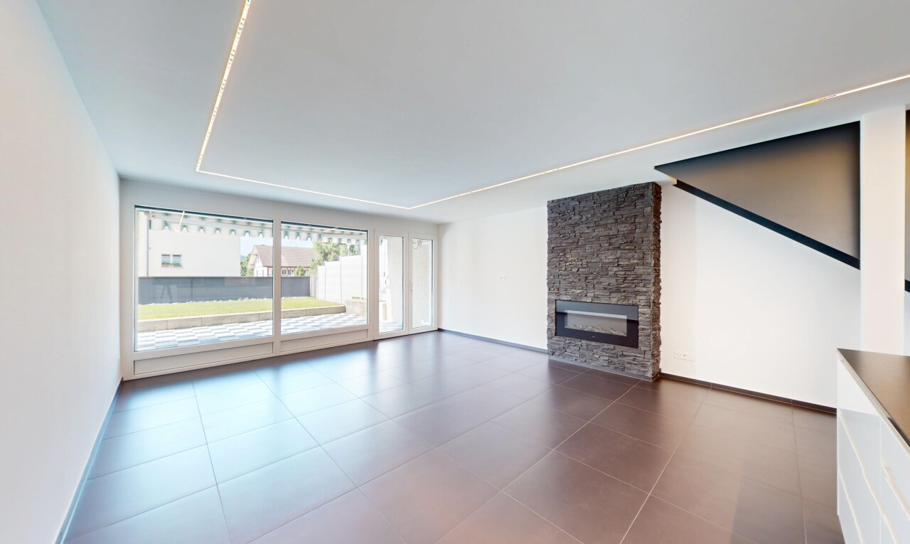 pièce vide avec lumière naturelle, natural light, cloison sèche, drywall, et cheminée