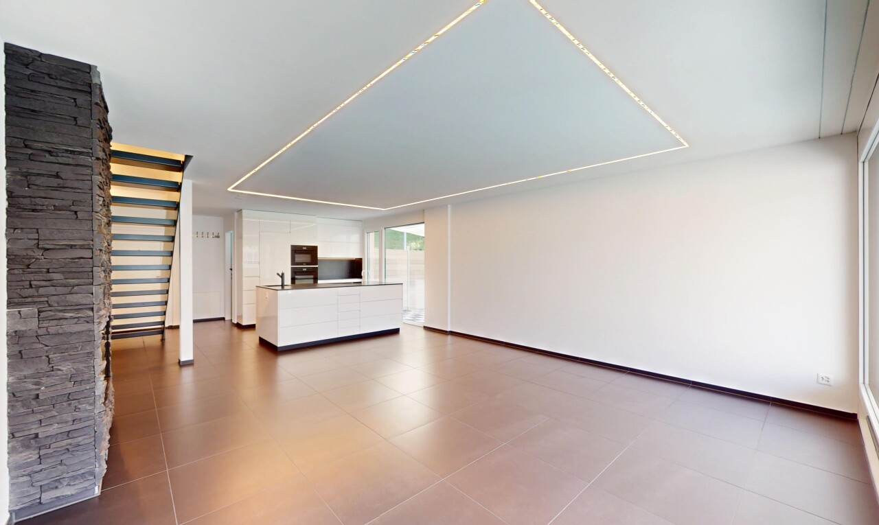 pièce vide avec drywall, cloison sèche, inside property, natural light, et lumière naturelle