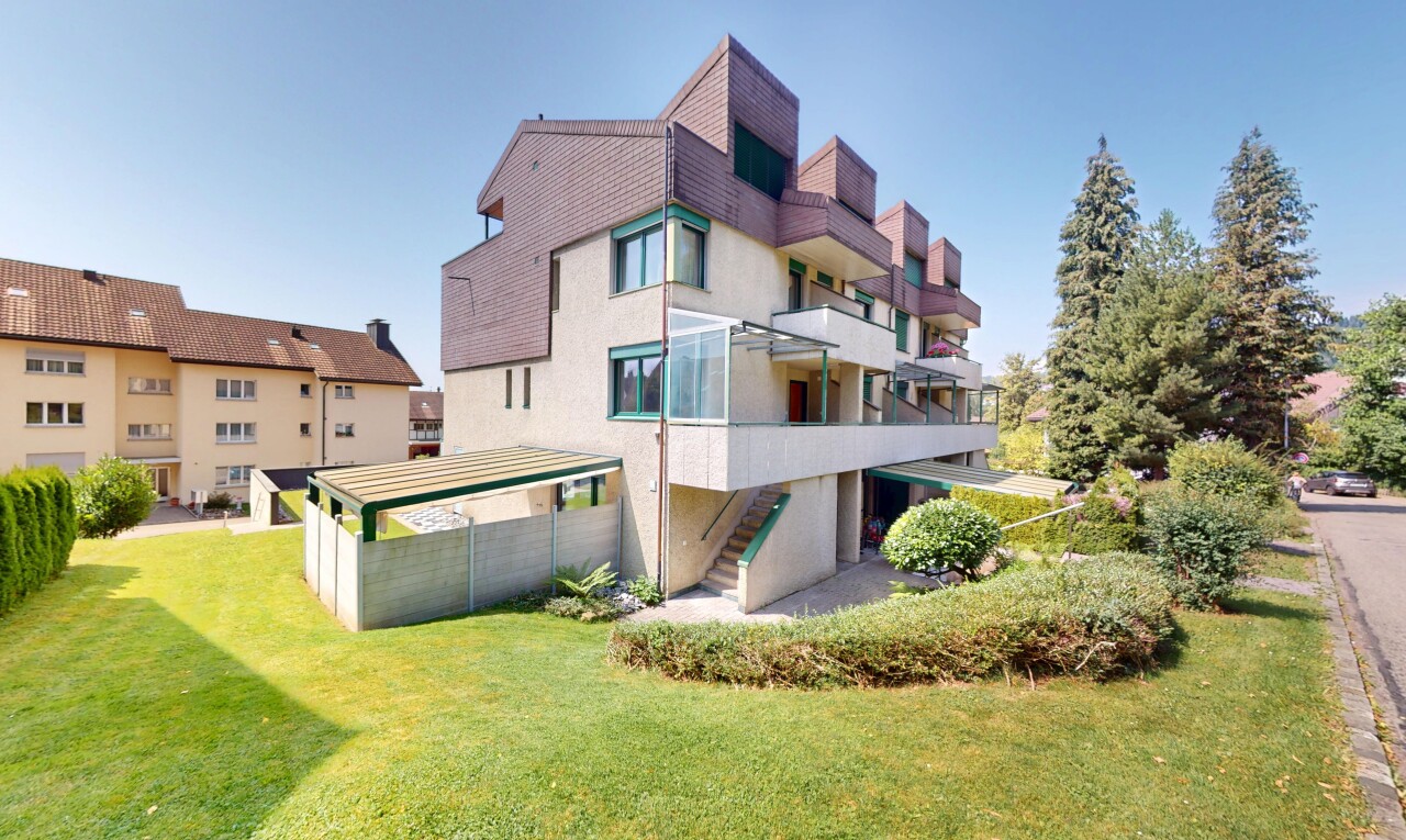 façade avec bardage en stuc, vue résidentielle, residential view, pelouse, et day time