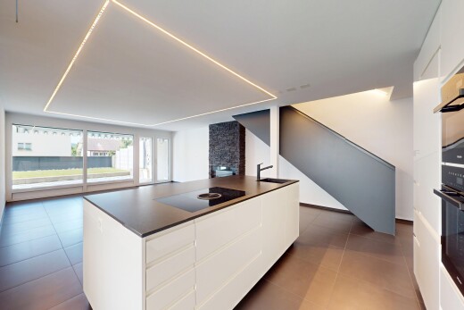 küche mit weiße schränke, schränke mit flachen paneelen, natürliches licht, natural light, und arbeitsplatten