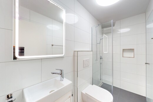 salle de bains avec miroir, salle de bain complète, douche, tile shower, et inside property