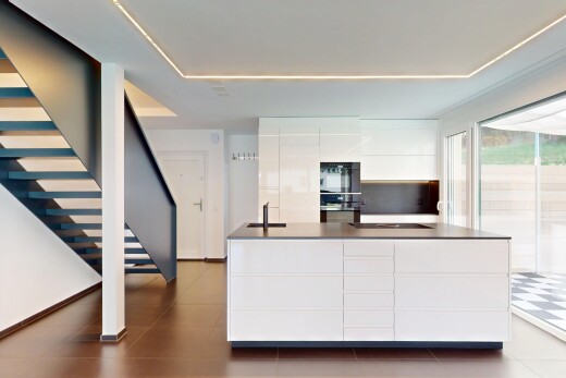 küche mit schränke mit flachen paneelen, weiße schränke, arbeitsplatten, natürliches licht, und natural light