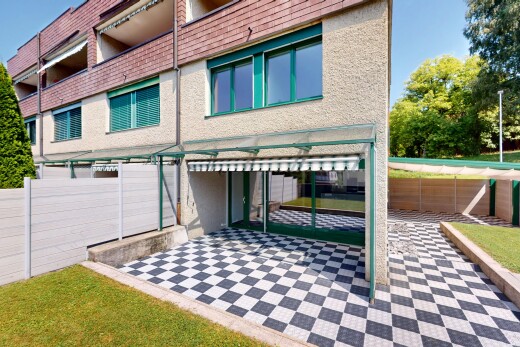 außenansicht mit zaun, day time, property visible, und stuckverkleidung