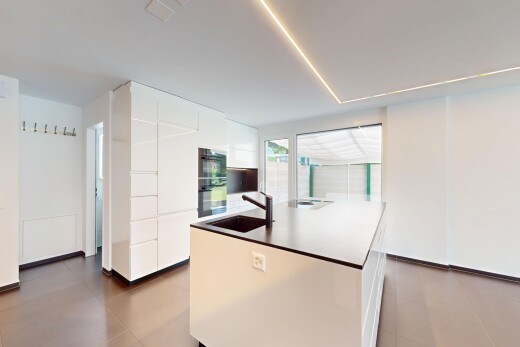 küche mit schränke mit flachen paneelen, weiße schränke, kücheninsel, waschbecken, und inside property