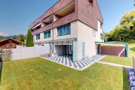 außenansicht mit zaun, property visible, day time, rasen, und stuckverkleidung