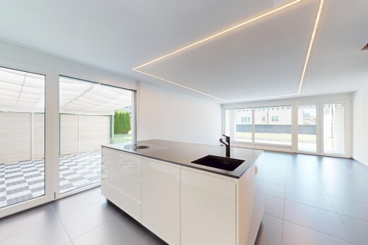 küche mit weiße schränke, natürliches licht, natural light, schränke mit flachen paneelen, und inside property