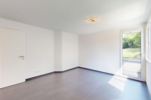 pièce vide avec natural light, lumière naturelle, drywall, cloison sèche, et inside property