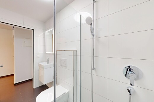 bad mit dusche, komplettes badezimmer, inside property, tile floor, und fliesenboden