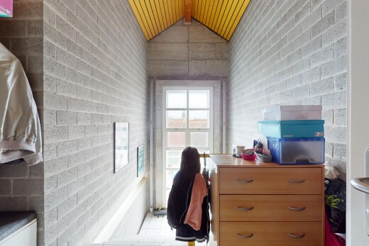chambre avec plafond voûté, mur en brique, et lumière naturelle