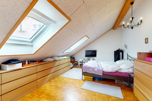 chambre avec plafond voûté, lustre remarquable, télévision, cloison sèche, et puits de lumière